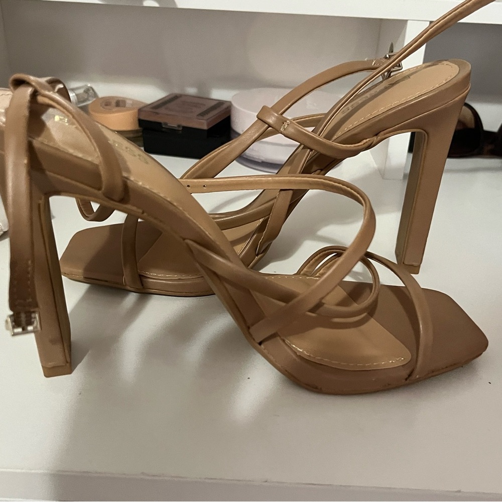 Never worn, perfect condition ,size 7.5